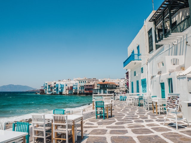 Grecka wyspa wprowadza godzinę policyjną i ogranicza rozrywki dla turystów